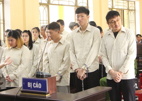 Hoãn phiên tòa xét xử đường dây cho vay lãi nặng hơn 20.000 tỉ đồng do người Trung Quốc cầm đầu- Ảnh 1. Các bị cáo tại phiên xét xử ngày 20-3 - Ảnh: M.T.