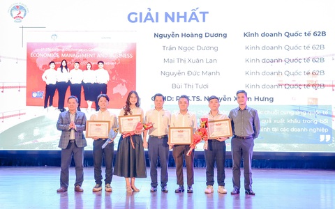 Thủ khoa điểm cao nhất từ trước tới nay: Chia nhỏ mục tiêu để đạt được ước mơ- Ảnh 1. Hoàng Dương nhận giải nhất Giải thưởng sinh viên nghiên cứu khoa học cùng nhóm nghiên cứu - Ảnh: NVCC