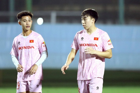 U23 Việt Nam tích cực chuẩn bị cho vòng chung kết U23 châu Á 2024- Ảnh 1. Hoàng Vĩnh Nguyên (trái) đang được kỳ vọng sẽ tạo nên sự khác biệt sau chuyến du học tại Tây Ban Nha - Ảnh: HOÀNG TÙNG