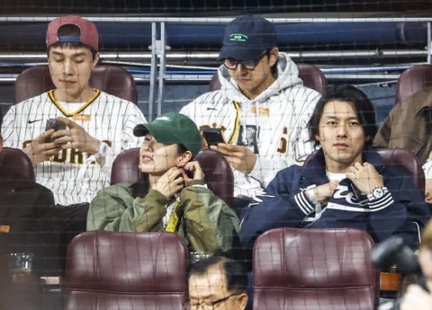 Diện mạo mới của Hyun Bin sau khi kết hôn Son Ye Jin khiến hội chị em xôn xao- Ảnh 1. Vợ chồng Hyun Bin, Son Ye Jin hội ngộ