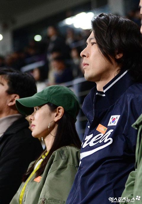 Diện mạo mới của Hyun Bin sau khi kết hôn Son Ye Jin khiến hội chị em xôn xao- Ảnh 5. Trong khi ông xã Hyun Bin lại xuống phong độ về diện mạo nhanh chóng, dù ở góc chụp nghiêng vẫn cho thấy những đường nét cực phẩm về nhan sắc của nam tài tử