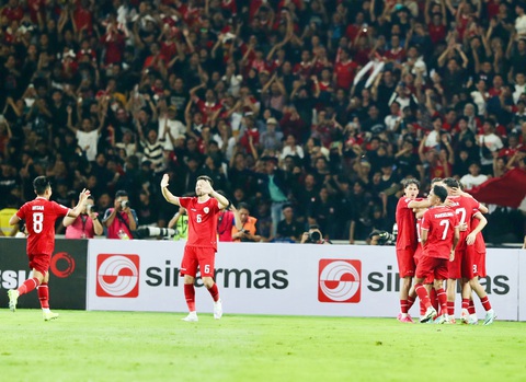 Indonesia - Việt Nam 1-0: Thua bởi bài rất cũ- Ảnh 2. Các cầu thủ Indonesia mừng bàn thắng - Ảnh: NGUYÊN KHÔI
