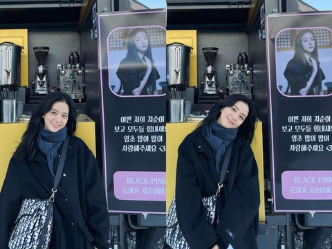 Jisoo chụp hình cùng xe đồ ăn mà Rosé gửi tặng khi quay phim Snow Drop - Ảnh: NVCC Jisoo chụp hình cùng xe cà phê mà Rosé gửi tặng trong quá trình quay phim Snow Drop - Ảnh: NVCC