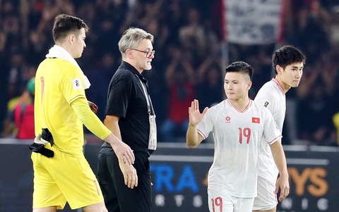 HLV Troussier sẽ còn thử nghiệm đến bao giờ?- Ảnh 1. HLV Troussier để lại dấu hỏi trong cách dùng người - Ảnh: N.K.