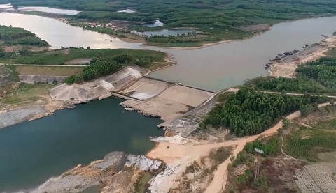 Thi công chậm tiến độ khiến vốn bị thu hồi hơn 18 tỉ đồng, chủ đầu tư bị truy trách nhiệm- Ảnh 1. Đập tràn thủy lợi Nam Thạch Hãn - nơi công trình bị thu hồi vốn - Ảnh: QUỐC NAM