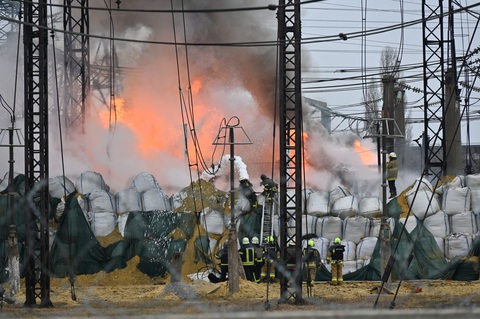 Lính cứu hỏa Ukraine chữa cháy tại một trạm điện bị tên lửa Nga đánh trúng ở vùng Kharkov ngày 22-3 - Ảnh: AFP Lính cứu hỏa Ukraine chữa cháy tại một trạm điện bị tên lửa Nga đánh trúng ở vùng Kharkov ngày 22-3 - Ảnh: AFP