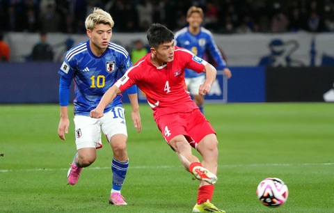 Triều Tiên hoãn trận gặp Nhật Bản ở vòng loại World Cup vì sợ dịch bệnh- Ảnh 1. Triều Tiên (áo đỏ) đối đầu Nhật Bản tại vòng loại World Cup 2026 tối 21-3 - Ảnh: GETTY