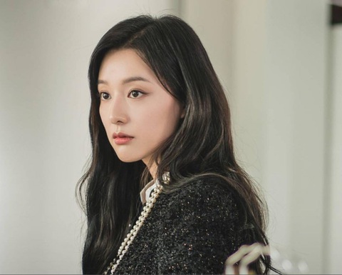 Nữ giám đốc quyền lực Hong Hae In trong Nữ hoàng nước mắt do diễn viên Kim Ji Won đảm nhận. Nữ giám đốc quyền lực Hong Hae In trong Nữ hoàng nước mắt do diễn viên Kim Ji Won đảm nhận.