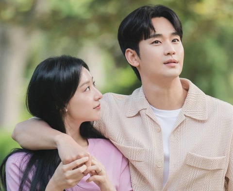Diễn viên Kim Soo Hyun (phải) và Kim Ji Won trong Nữ hoàng nước mắt Diễn viên Kim Soo Hyun (phải) và Kim Ji Won trong Nữ hoàng nước mắt