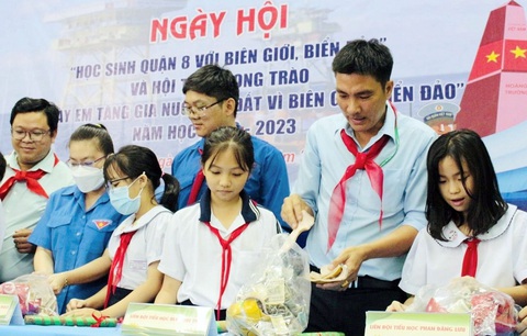 Giải thưởng Hồ Hảo Hớn 2024: Từ thực tiễn, những cách làm đi vào cuộc sống- Ảnh 1. Các bạn học sinh quận 8 (TP.HCM) cùng hội thu ủng hộ phong trào “Em nuôi heo đất - 60 ngày tiết kiệm vì biên giới biển, đảo” - Ảnh: HĐĐ QUẬN 8