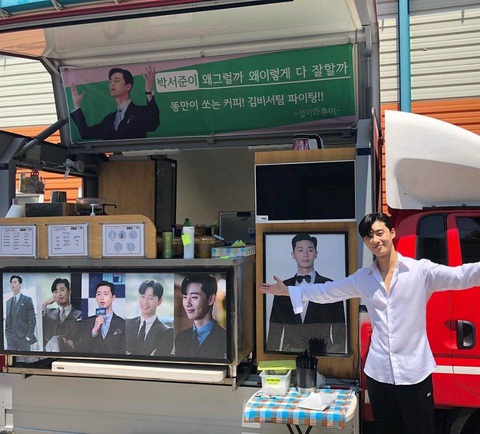 Park Seo Joon nhận xe đồ ăn từ fan hâm mộ - Ảnh: NVCC Park Seo Joon nhận xe đồ ăn từ fan hâm mộ - Ảnh: NVCC