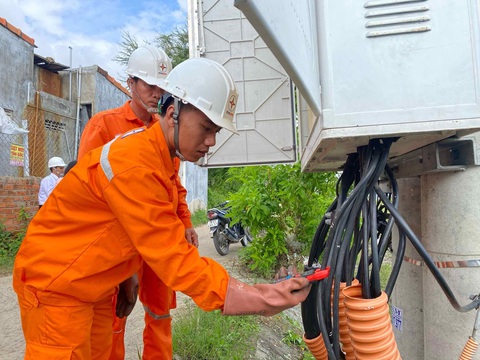 PC Phú Yên triển khai nhiệm vụ tiết kiệm điện và điều chỉnh phụ tải năm 2024- Ảnh 1. Kiểm tra thông số vận hành định kỳ tại các TBA công cộng - Ảnh: NGUYỄN HOÀNG