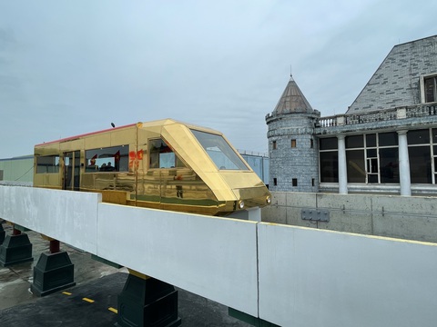Công bố bản quyền mẫu đường sắt đô thị trên cao, ông Đường 'bia' có 'chơi ngông'?- Ảnh 1. Mẫu đường sắt đô thị trên cao sử dụng cọc bê tông ly tâm và bản sàn bê tông dày của Tập đoàn Hòa Bình vừa được công bố quyền tác giả - Ảnh: B.NGỌC