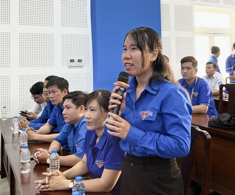 Xây dựng thanh niên Cần Thơ trở thành nguồn nhân lực trẻ tiên phong trong chuyển đổi số- Ảnh 4. Một thanh niên Cần Thơ đặt câu hỏi với lãnh đạo thành phố tại hội nghị đối thoại - Ảnh: LAN NGỌC