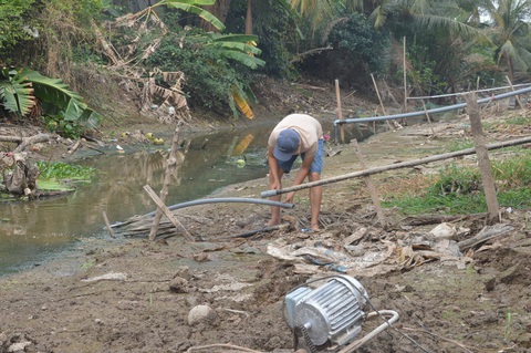 Thời tiết hôm nay 23-3: Nắng nóng trải rộng khắp Nam Bộ, Tây Nguyên- Ảnh 1. Do thời tiết nắng nóng kéo dài nên nhiều sông rạch ở Nam Bộ cạn gần khô đáy - Ảnh: HOÀI THƯƠNG