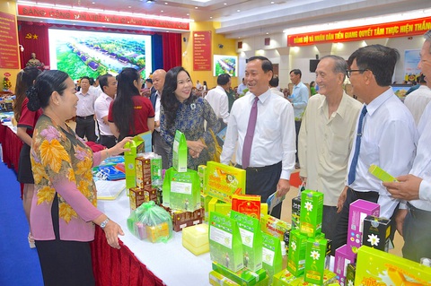 Chủ tịch UBND tỉnh Tiền Giang Nguyễn Văn Vĩnh (đứng giữa thắt cà vạt tím) tại một gian hàng trưng bày sản phẩm tiêu biểu của tỉnh - Ảnh Mậu Trường Chủ tịch UBND tỉnh Tiền Giang Nguyễn Văn Vĩnh (đứng giữa thắt cà vạt tím) tại một gian hàng trưng bày sản phẩm tiêu biểu của tỉnh - Ảnh: MẬU TRƯỜNG