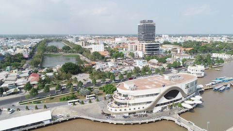 Tỉnh Tiền Giang có nhiều lợi thế về hạ tầng giao thông, trong đó tuyến hàng hải quốc tế của tỉnh có thể tiếp nhận được tàu có tải trọng đến 5.000 tấn tại khu bến Mỹ Tho trên sông Tiền - Ảnh Mậu Trường Tỉnh Tiền Giang có nhiều lợi thế về hạ tầng giao thông, trong đó tuyến hàng hải quốc tế của tỉnh có thể tiếp nhận được tàu có tải trọng đến 5.000 tấn tại khu bến Mỹ Tho trên sông Tiền - Ảnh: MẬU TRƯỜNG