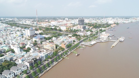 Tỉnh Tiền Giang có nhiều lợi thế về hạ tầng giao thông, trong đó tuyến hàng hải quốc tế của tỉnh có thể tiếp nhận được tàu có tải trọng đến 5.000 tấn tại khu bến Mỹ Tho trên sông Tiền - Ảnh Mậu Trường Tỉnh Tiền Giang có nhiều lợi thế về hạ tầng giao thông, trong đó tuyến hàng hải quốc tế của tỉnh có thể tiếp nhận được tàu có tải trọng đến 5.000 tấn tại khu bến Mỹ Tho trên sông Tiền - Ảnh: MẬU TRƯỜNG