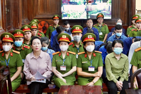 Vụ Vạn Thịnh Phát: Kiến nghị không tính thiệt hại những khoản vay có tài sản lớn hơn dư nợ- Ảnh 1. Bà Trương Mỹ Lan và các bị cáo tại tòa ngày 22-3 - Ảnh: HỮU HẠNH
