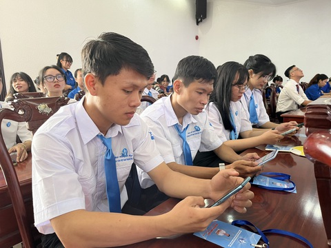 Xây dựng thanh niên Cần Thơ trở thành nguồn nhân lực trẻ tiên phong trong chuyển đổi số- Ảnh 5. Đại biểu dự đại hội thực hiện chuyển đổi số áp dụng việc biểu quyết bằng cách dùng ứng dụng (app) tại Đại hội đại biểu Hội Sinh viên Việt Nam TP Cần Thơ lần thứ IV, nhiệm kỳ 2023 - 2028 (ngày 30-10-2023) - Ảnh: LAN NGỌC