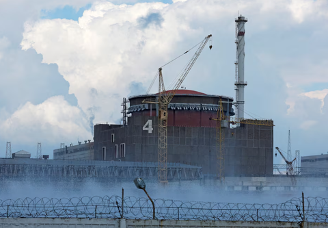 Nga tấn công dữ dội vào hạ tầng năng lượng Ukraine- Ảnh 1. Nhà máy điện hạt nhân Zaporizhzhia tháng 8-2022 - Ảnh: REUTERS
