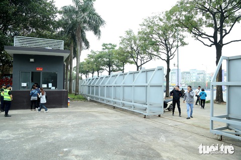 Đìu hiu khán giả đến trực tiếp trụ sở VFF mua vé xem trận đội tuyển Việt Nam - Indonesia, diễn ra vào ngày 26-3 trong khuôn khổ vòng loại World Cup 2026 khu vực châu Á - Ảnh: HOÀNG TÙNG Khán giả lác đác đến trụ sở VFF mua vé xem trận đội tuyển Việt Nam - Indonesia, diễn ra vào ngày 26-3 trong khuôn khổ vòng loại World Cup 2026 khu vực châu Á - Ảnh: HOÀNG TÙNG