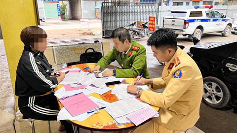 Người phụ nữ giải thích lý do vi phạm 26 lần trong 1 tháng, sốc khi bị gọi là 'quái xế'- Ảnh 1. Người phụ nữ vi phạm giao thông 26 lần trong 1 tháng tại Bắc Giang (áo đen) - Ảnh: Công an tỉnh Bắc Giang