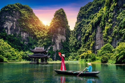 Việt Nam vào top 10 nơi hạnh phúc nhất châu Á, thăng 11 hạng- Ảnh 1. Trong bảng xếp hạng năm nay, Việt Nam tăng 11 hạng và giữ vị trí thứ 54 trên toàn cầu - Ảnh: GetByBus