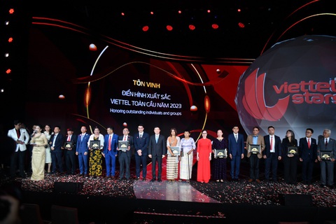 Ngoài số tiền thưởng lớn, cá nhân được vinh danh, ngoài tiền thưởng còn được nhận một chuyến công tác, học tập tại nước ngoài. Gia đình, người thân của các cá nhân điển hình xuất sắc Viettel cũng đã được mời tham dự sự kiện tôn vinh Ngoài số tiền thưởng lớn, cá nhân được vinh danh, ngoài tiền thưởng còn được nhận một chuyến công tác, học tập tại nước ngoài. Gia đình, người thân của các cá nhân điển hình xuất sắc Viettel cũng đã được mời tham dự sự kiện tôn vinh