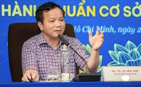 Ông Vũ Văn Yêm cho rằng giảng viên đại học Việt Nam chạy sô như ca sĩ - Ảnh: N.T. Ông Vũ Văn Yêm cho rằng giảng viên đại học Việt Nam chạy sô như ca sĩ - Ảnh: N.T.