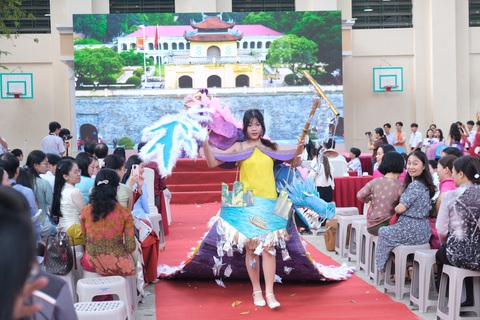 Bất ngờ 'tiết học' liên môn đặc biệt, học sinh làm ra 500 sản phẩm- Ảnh 1. Học sinh Trường THPT Lê Quý Đôn (quận 3, TP.HCM) tự tin trình diễn thời trang tái chế từ những vật liệu thân thiện với môi trường như giấy, báo, chiếu cói… - Ảnh: NGỌC PHƯỢNG