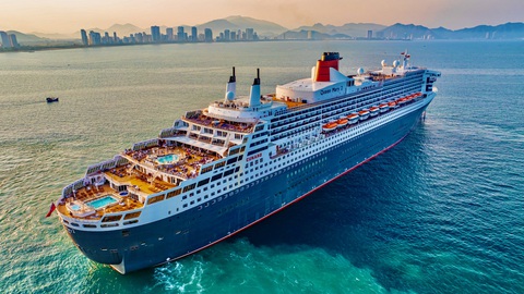 Tìm giải pháp cho du lịch tàu biển quốc tế đến Nha Trang- Ảnh 1. Tàu Queen Mary 2 đến Nha Trang hôm 18-3 phải neo ngoài vịnh Nha Trang - Ảnh: QUỐC BẢO