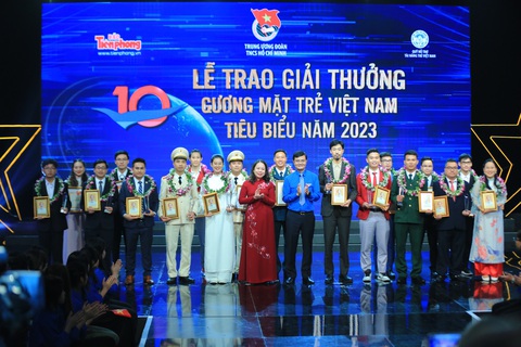 Trao thưởng 10 gương mặt trẻ Việt Nam tiêu biểu: Dám dấn thân, dám hành động- Ảnh 1. Quyền Chủ tịch nước Võ Thị Ánh Xuân và anh Bùi Quang Huy - bí thư thứ nhất Trung ương Đoàn - trao giải thưởng Gương mặt trẻ Việt Nam tiêu biểu năm 2023 - Ảnh: DƯƠNG TRIỀU