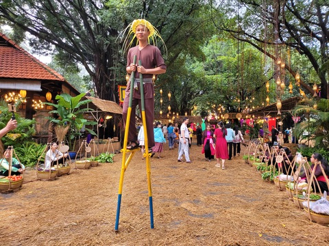 Xem gì, chơi gì tại Lễ hội văn hóa ẩm thực Saigontourist Group 2024?- Ảnh 5. Trình diễn nghệ thuật đi cà kheo