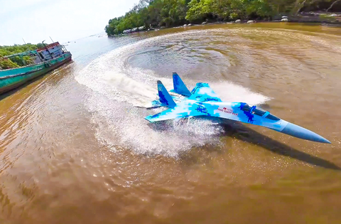 Chàng trai 9X chế mô hình máy bay chiến đấu Su-35 chạy trên nước- Ảnh 4. Mô hình chiếc máy bay Su-35 có chiều dài 7,3m, ngang 4,6m đảm bảo chạy trên nước ổn định, cân đối và không lắc khi gặp gió thổi ngược
