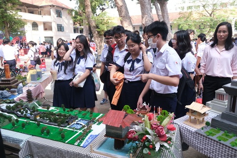Bất ngờ 'tiết học' liên môn đặc biệt, học sinh làm ra 500 sản phẩm- Ảnh 5. 27 gian hàng thu hút gần 1.000 học sinh tham gia tìm hiểu kiến thức - Ảnh: NGỌC PHƯỢNG