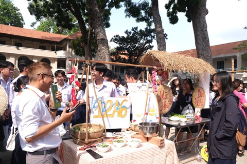 Bất ngờ 'tiết học' liên môn đặc biệt, học sinh làm ra 500 sản phẩm- Ảnh 4. Các gian hàng ẩm thực của học sinh lớp 12 - Ảnh: NGỌC PHƯỢNG