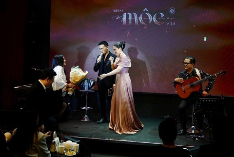 Danh ca Tuấn Ngọc khen Nguyễn Hồng Nhung 'hát hay hơn ngày xưa'- Ảnh 7. Ca sĩ Phương Thanh mang hoa chúc mừng Nguyễn Hồng Nhung - Ảnh: T.T.D.