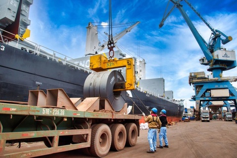 Thép Trung Quốc tiếp tục ồ ạt vào Việt Nam- Ảnh 1. Doanh nghiệp thép trong nước đã bắt đầu đầu tư lớn cho sản xuất thép cuộn cán nóng. Trong ảnh: xuất bán thép cuộn cán nóng của một doanh nghiệp trong nước - Ảnh: H.P