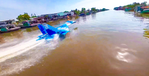 Chàng trai 9X chế mô hình máy bay chiến đấu Su-35 chạy trên nước- Ảnh 3. Mô hình máy bay của anh Thanh chạy ở cửa cống Vàm Rầy (huyện Hòn Đất, Kiên Giang)