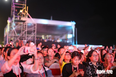Chương trình khai mạc thu hút hàng ngàn người dân theo dõi - Ảnh: LÂM THIÊN Chương trình khai mạc thu hút hàng ngàn người dân theo dõi - Ảnh: LÂM THIÊN