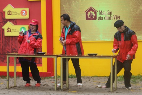 Thanh Lam, Ali Hoàng Dương (bìa phải) mặc áo mưa, mang dép tổ ong tham gia chương trình Mái ấm gia đình Việt - Ảnh: BTC Thanh Lam, Ali Hoàng Dương (bìa phải) mặc áo mưa, mang dép tổ ong tham gia chương trình Mái ấm gia đình Việt - Ảnh: BTC