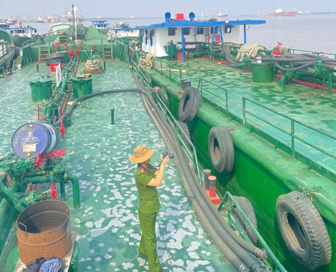 Bắt giám đốc Công ty Saigon Transco móc nối cán bộ hải quan buôn lậu dầu- Ảnh 4. Các tàu vận chuyển dầu