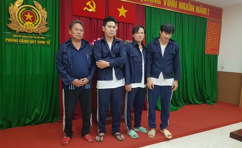 Bắt giám đốc Công ty Saigon Transco móc nối cán bộ hải quan buôn lậu dầu- Ảnh 2. Từ trái qua: Lê Minh Thuận (48 tuổi, ngụ quận 7, được xác định là quản lý tiêu thụ dầu buôn lậu); Nguyễn Huy Phương (37 tuổi, ngụ quận 7, nhân viên giao nhận Công ty Saigon Transco); Lê Tấn Hòa (48 tuổi, được xác định là đối tượng chủ mưu) và Lê Văn Phước (40 tuổi, ngụ tỉnh Bạc Liêu) là giám đốc Công ty Saigon Transco