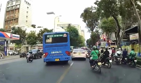 Xác minh video xe buýt vượt ẩu tại ngã tư ở trung tâm TP.HCM- Ảnh 1. Xe buýt số 18 vượt ẩu tại ngã tư đông đúc ở quận 3 - Ảnh: Cắt từ video