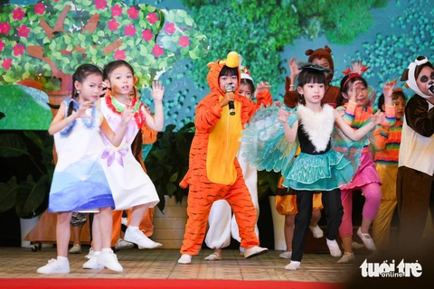 Thảo cầm viên Sài Gòn kỷ niệm tròn 160 tuổi- Ảnh 3. Một em nhỏ trong trang phục hổ. Đây là cặp hổ Bình - Dương được sinh tại Thảo cầm viên Sài Gòn. Hổ mẹ được cán bộ kiểm lâm tỉnh Bình Dương giải cứu và trao cho đơn vị. Tên hai chú hổ mang ý nghĩa này