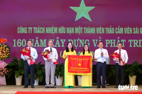 Thảo cầm viên Sài Gòn kỷ niệm tròn 160 tuổi- Ảnh 8. Tại lễ kỷ niệm, đơn vị đã được UBND TP.HCM trao tặng cờ truyền thống