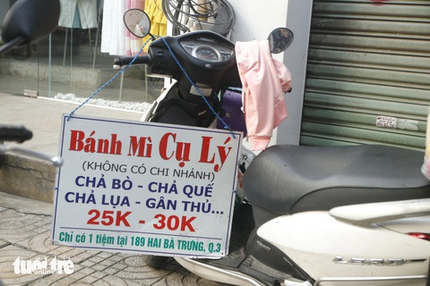Bảng hiệu bánh mì cụ Lý được treo giản dị trên một chiếc xe máy. Đó cũng là chiếc xe anh chở giò chả đến bán mỗi ngày Bảng hiệu bánh mì cụ Lý được treo giản dị trên một chiếc xe máy. Đó cũng là chiếc xe anh Thiện chở giò chả đến bán mỗi ngày