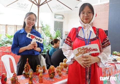 Lễ hội thanh niên, bạn trẻ thích mặc trang phục các nước để 'chụp hình khoe bạn bè'- Ảnh 1. Bạn Lê Trần Mai Thy trong trang phục cô gái Nga giới thiệu về văn hóa Nga trong không gian Lễ hội thanh niên TP.HCM 2024 - Ảnh: K.ANH
