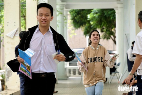 Học sinh đổ về Hà Nội thi đánh giá năng lực tranh suất vào đại học- Ảnh 3. "Bố ơi con được 111 điểm", em Lê Thị Lan Anh (phải), học sinh Trường THPT Lương Đắc Bằng, khoe với bố sau khi rời phòng thi - Ảnh: NGUYÊN BẢO
